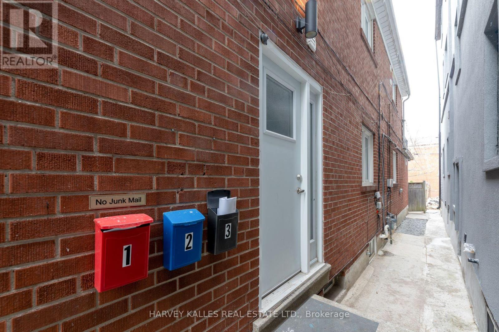 2 - 210 CHRISTIE STREET