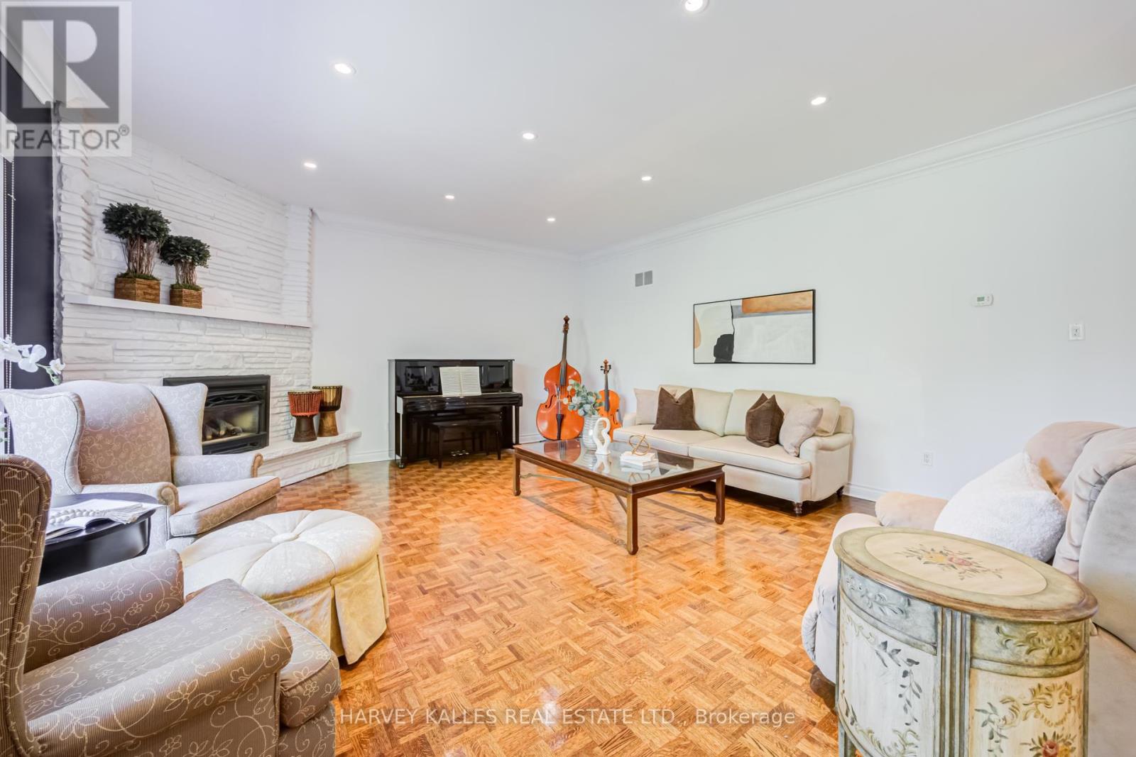 19 RIDGEGATE CRESCENT