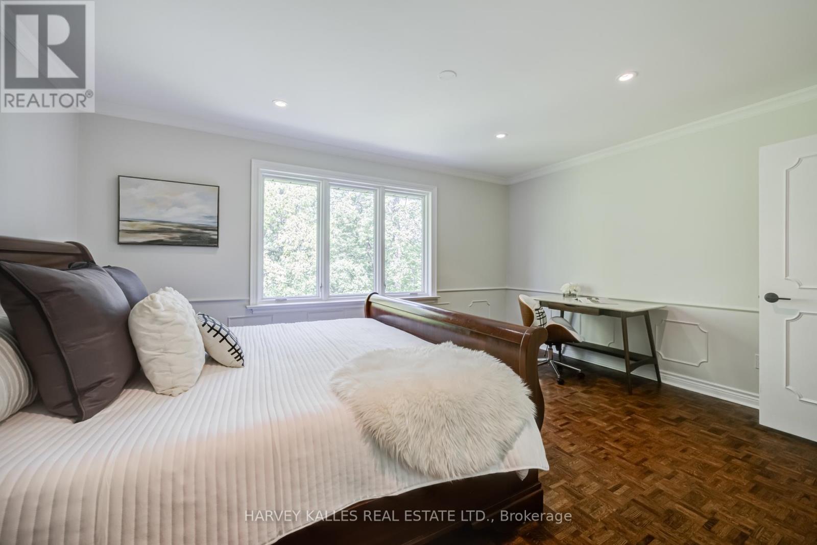 19 RIDGEGATE CRESCENT