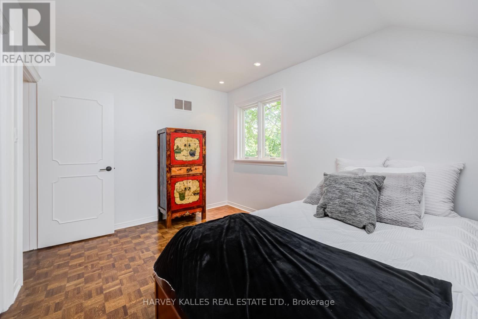 19 RIDGEGATE CRESCENT