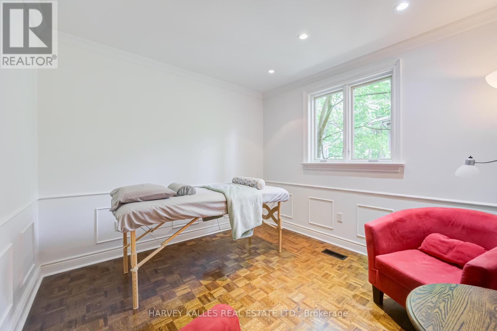 19 RIDGEGATE CRESCENT