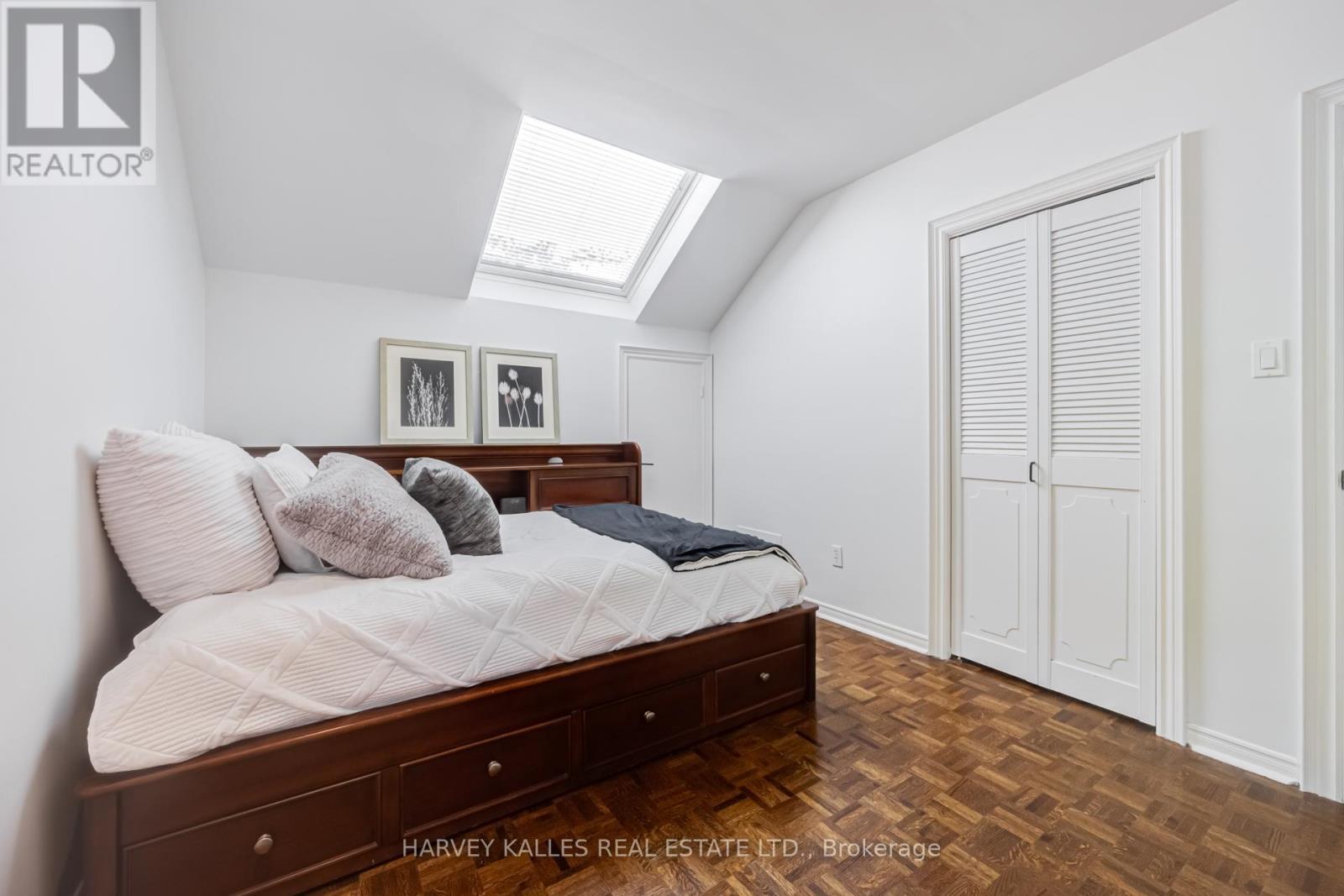 19 RIDGEGATE CRESCENT