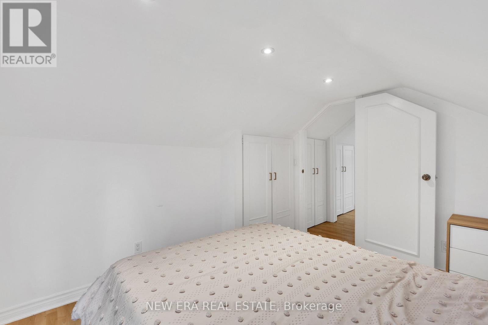 2 FOCH AVENUE