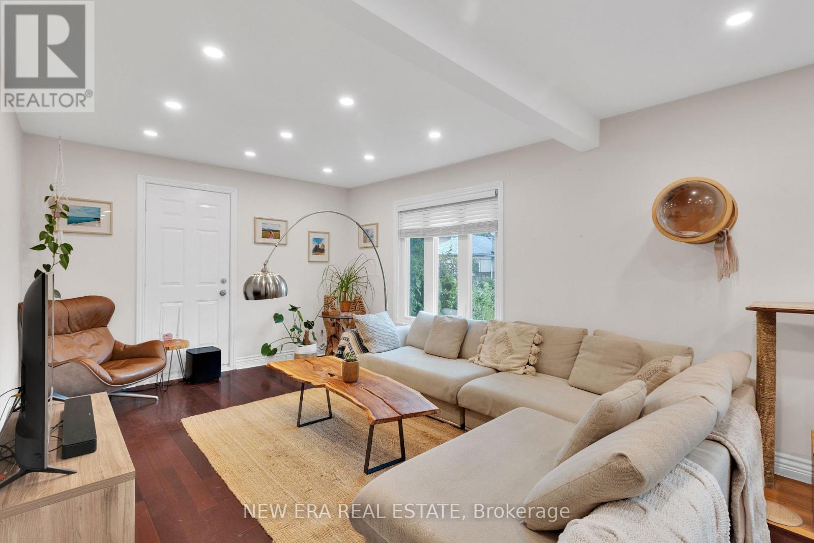 2 FOCH AVENUE