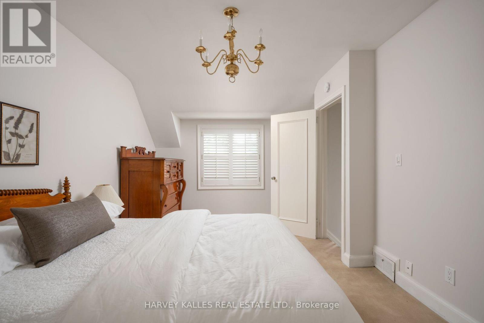 4 ATHLONE DRIVE