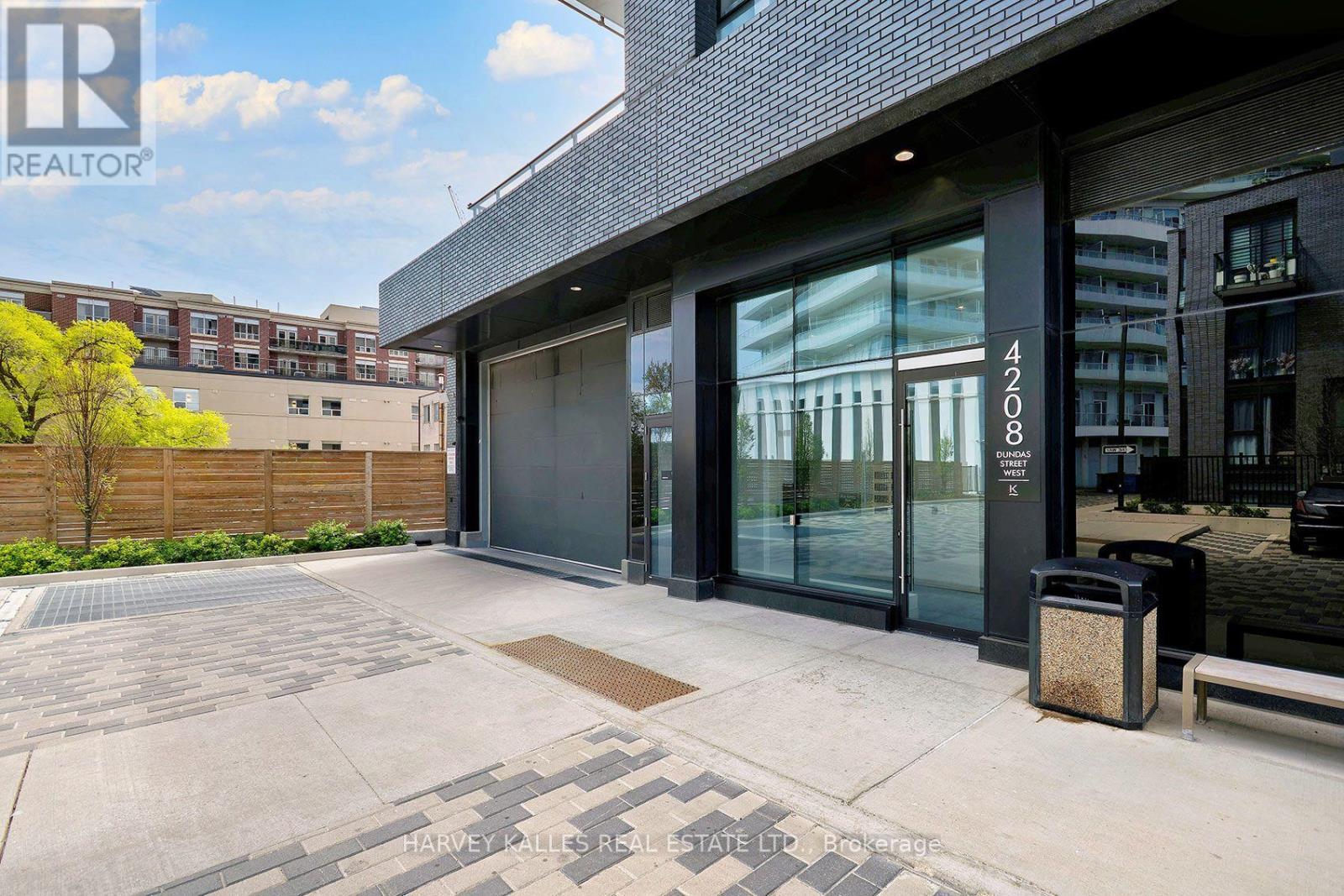 412 - 4208 DUNDAS STREET W