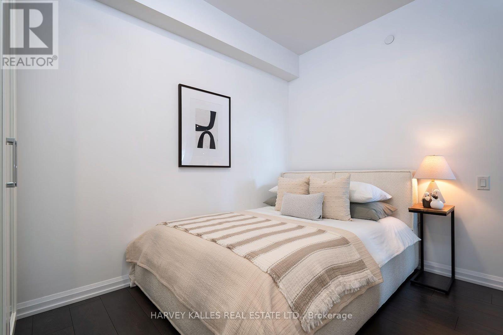 412 - 4208 DUNDAS STREET W