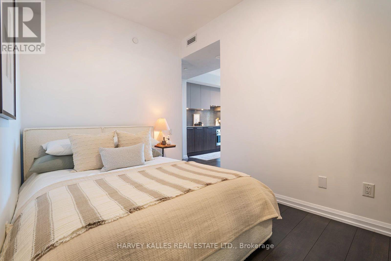 412 - 4208 DUNDAS STREET W