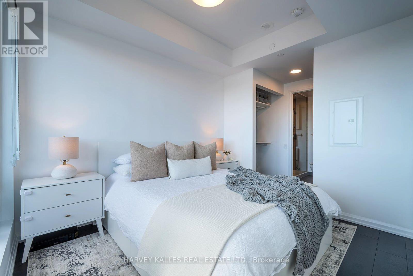 412 - 4208 DUNDAS STREET W