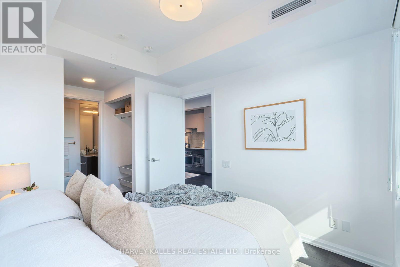 412 - 4208 DUNDAS STREET W