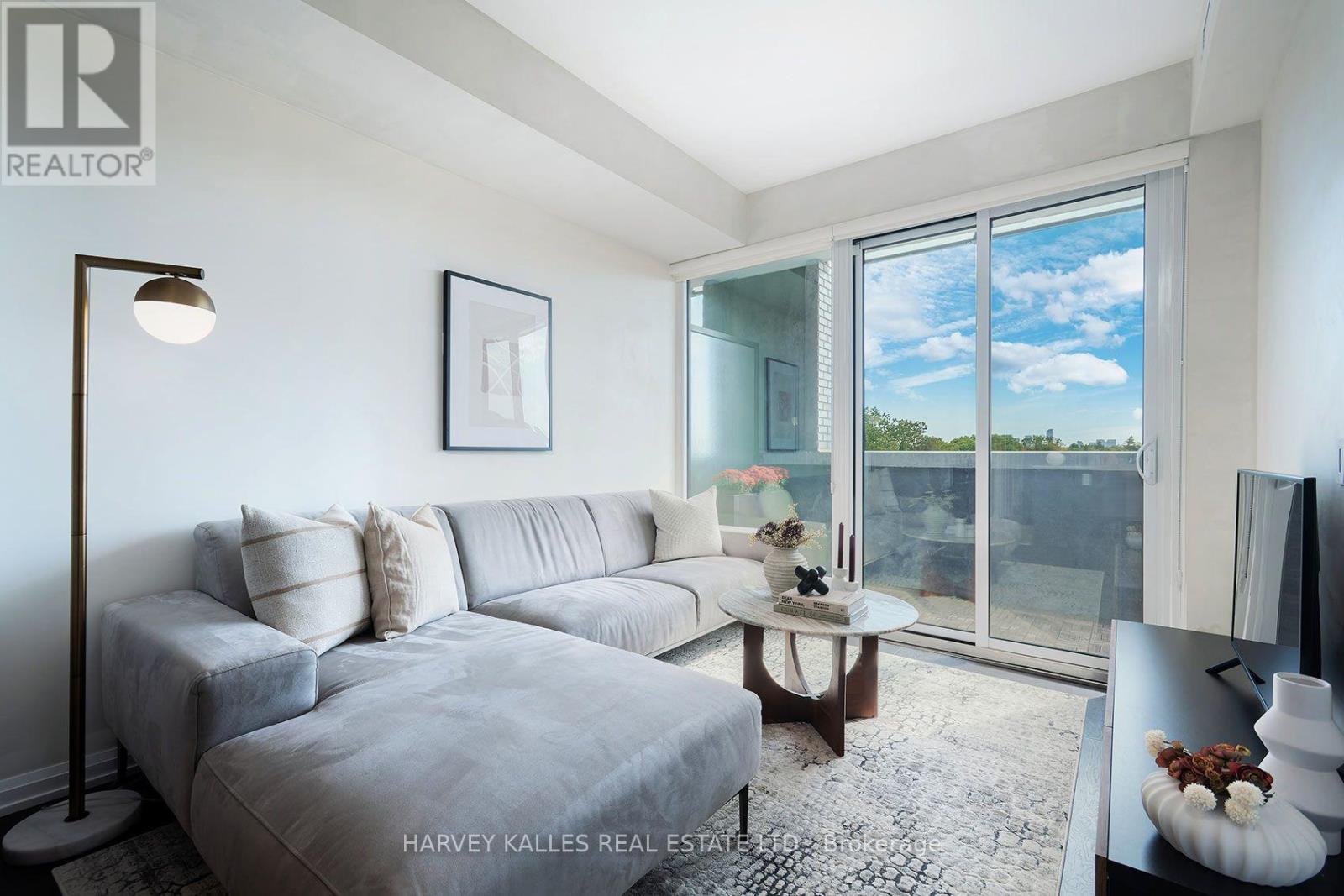 412 - 4208 DUNDAS STREET W