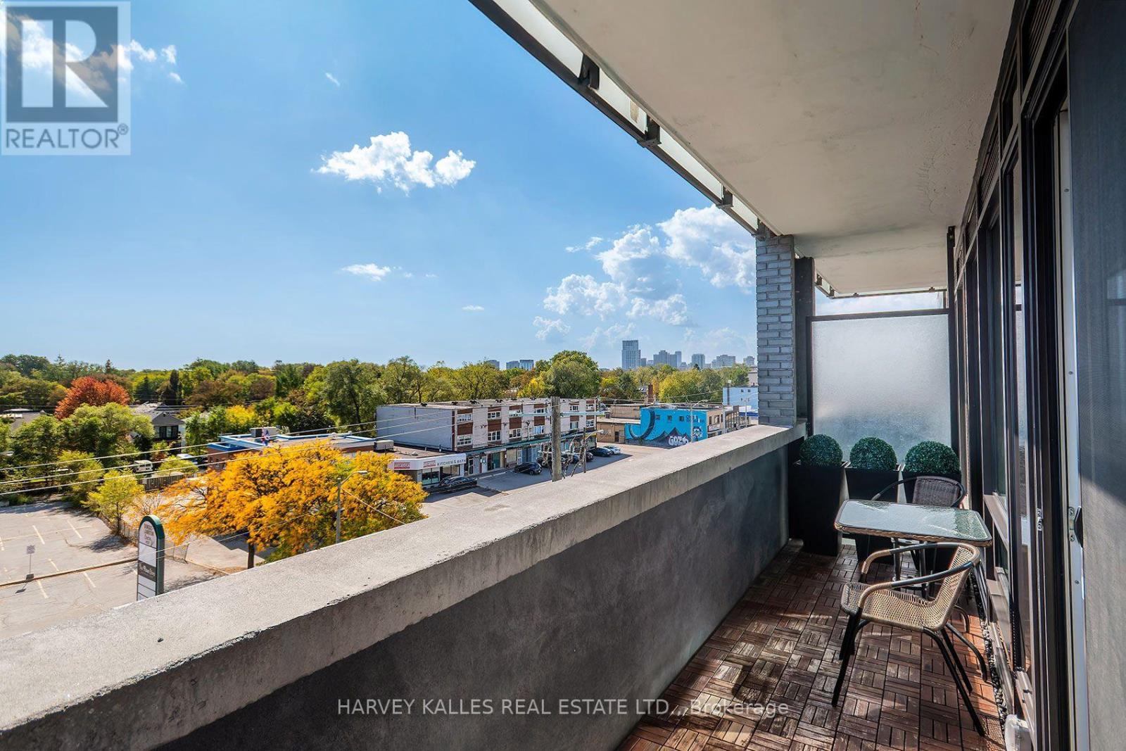 412 - 4208 DUNDAS STREET W