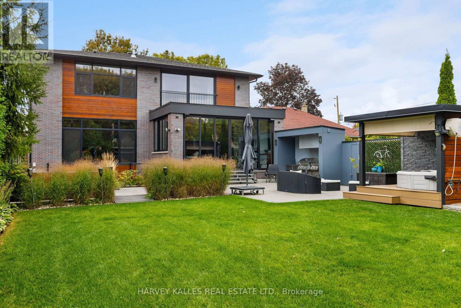 16 GRAYSTONE GARDENS