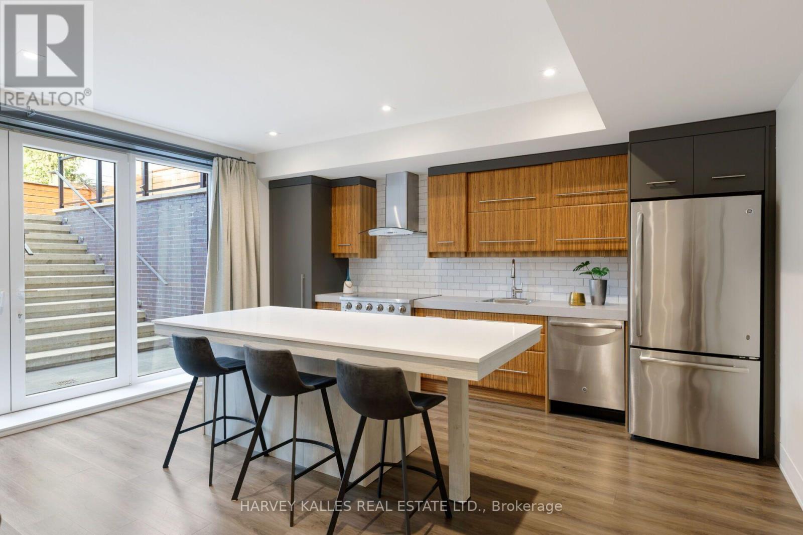 16 GRAYSTONE GARDENS