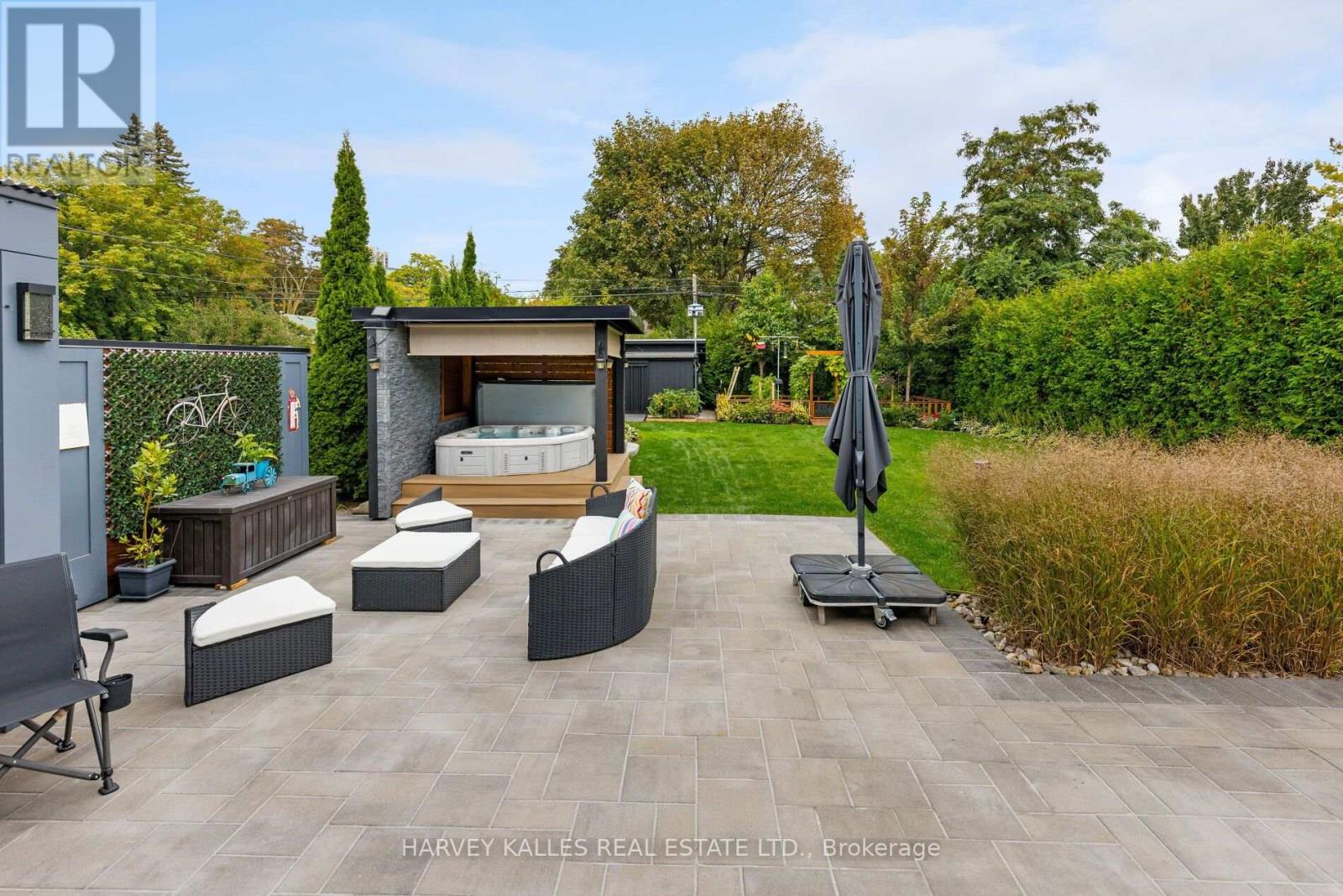 16 GRAYSTONE GARDENS