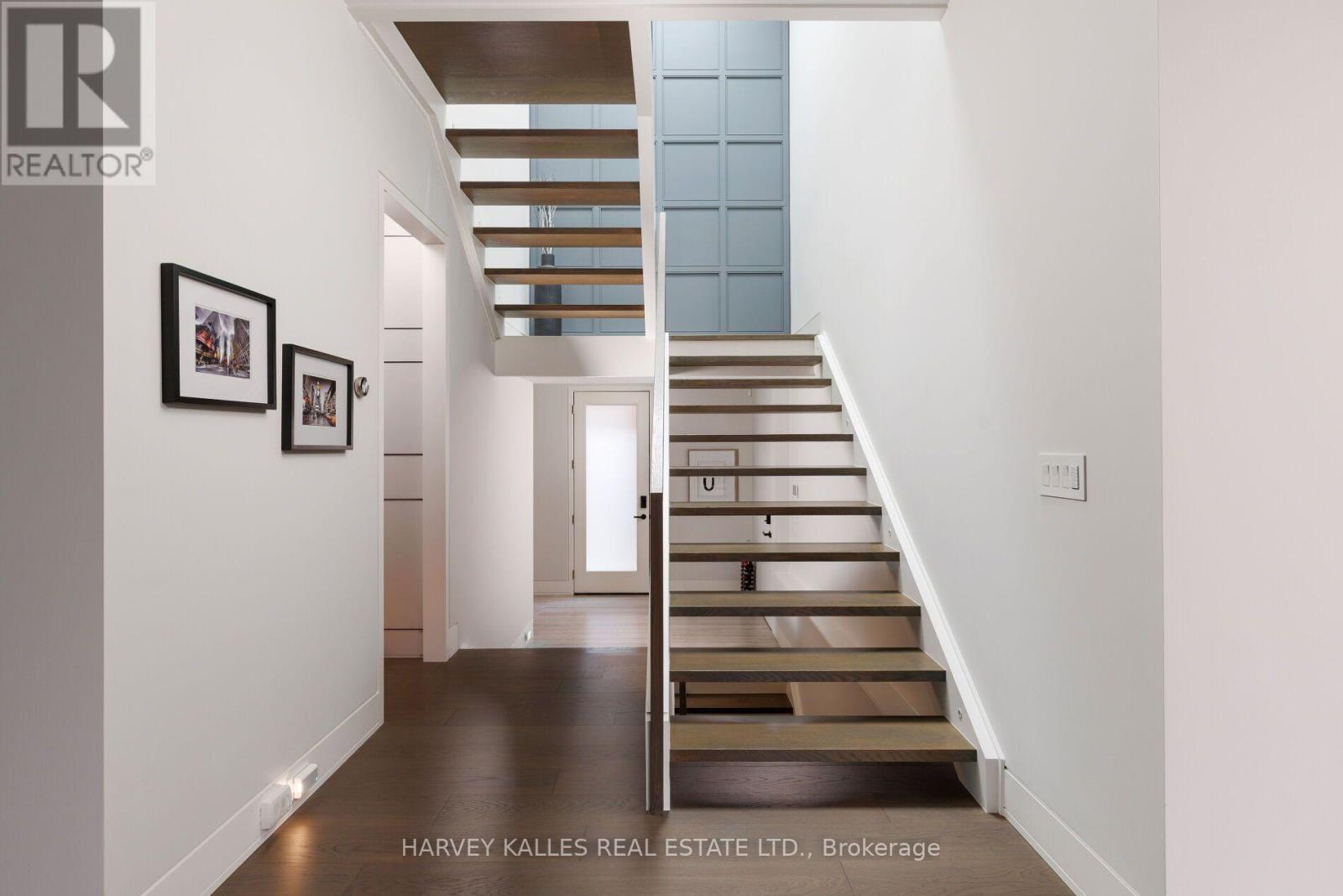 16 GRAYSTONE GARDENS