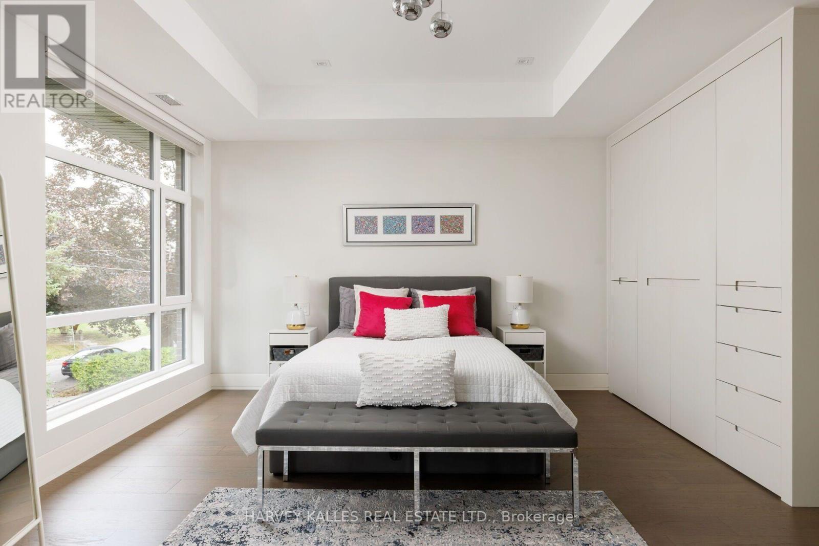 16 GRAYSTONE GARDENS