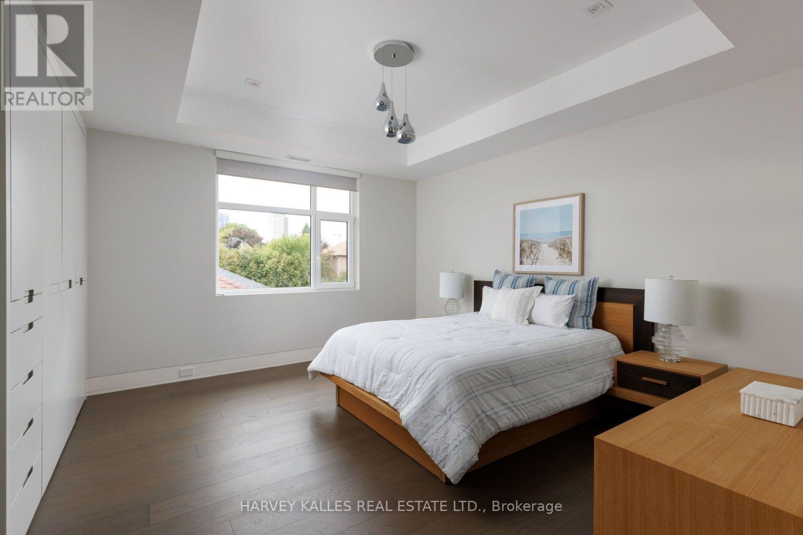 16 GRAYSTONE GARDENS