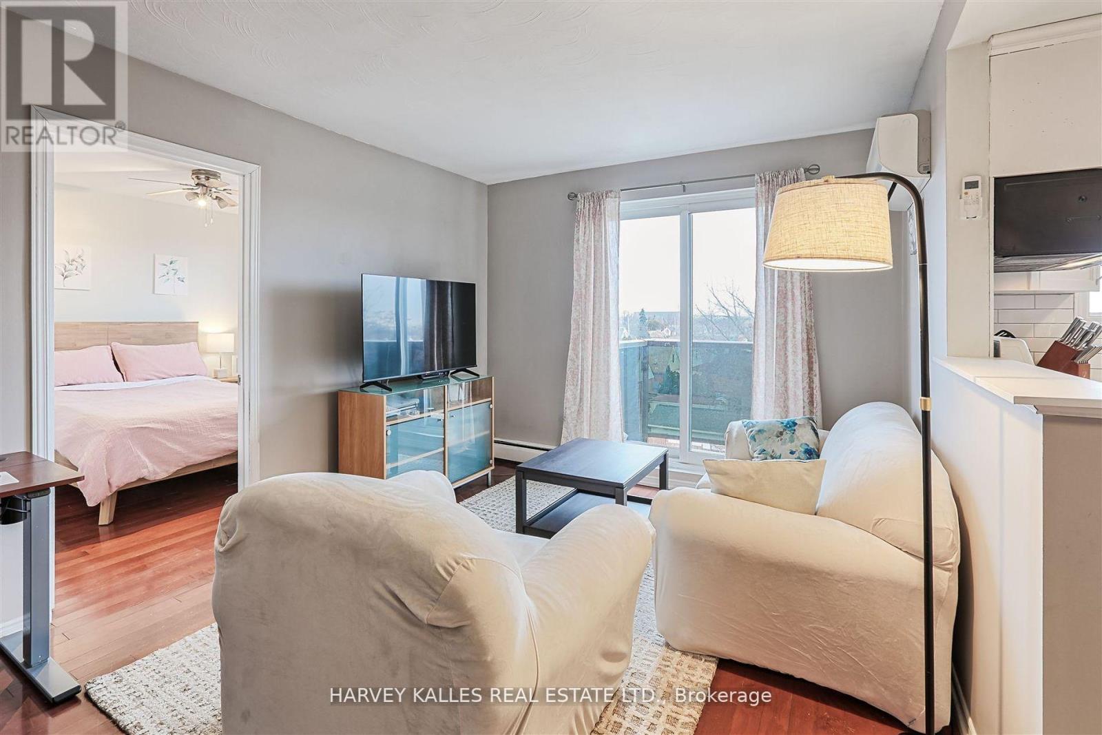 45 - 2373 KING STREET E