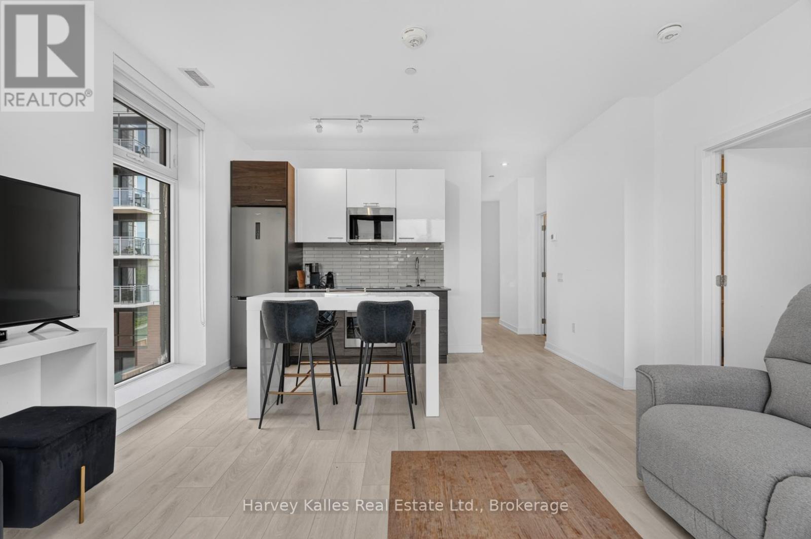 401 - 120 CARRICK TRAIL