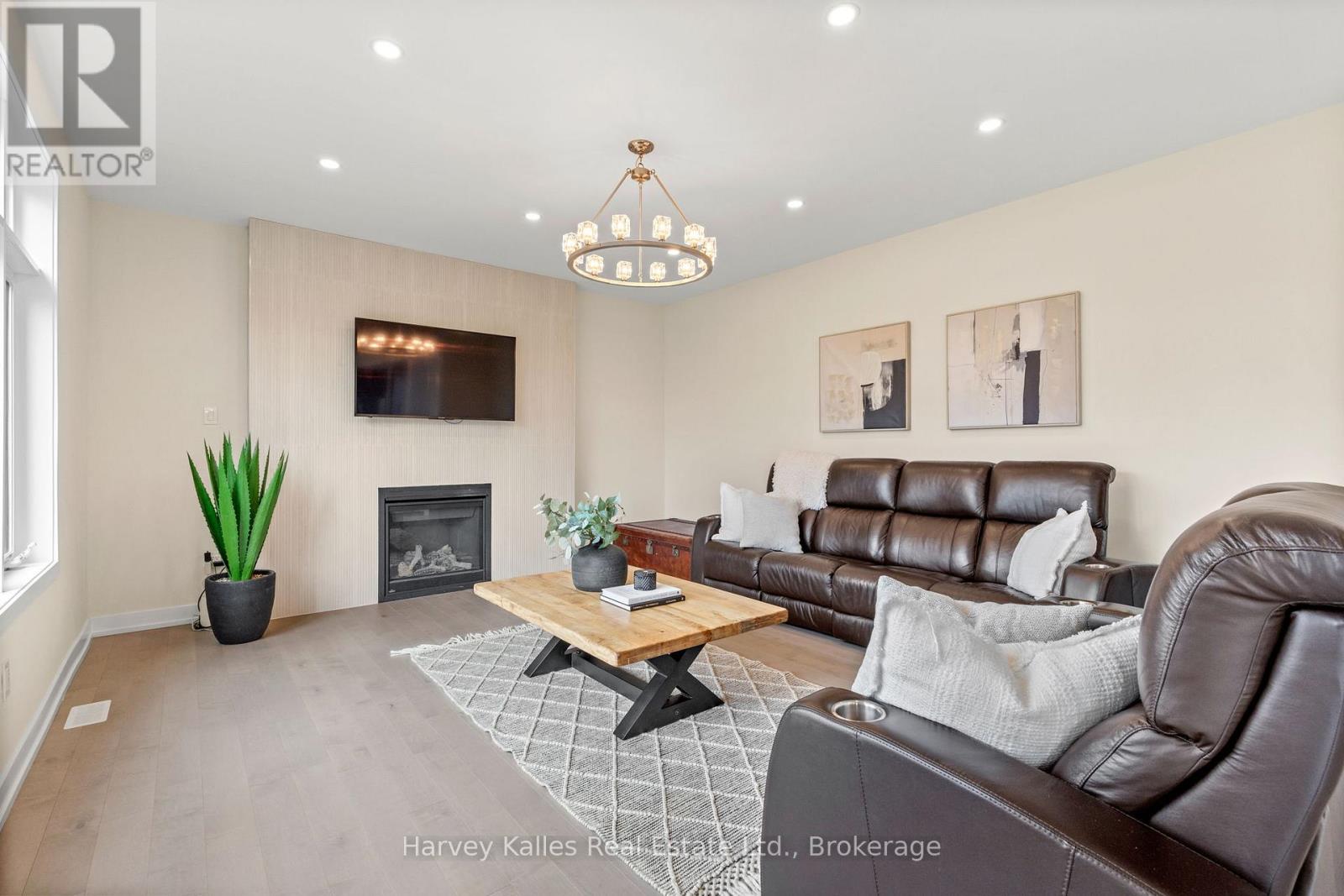 157 SPRINGSIDE CRESCENT