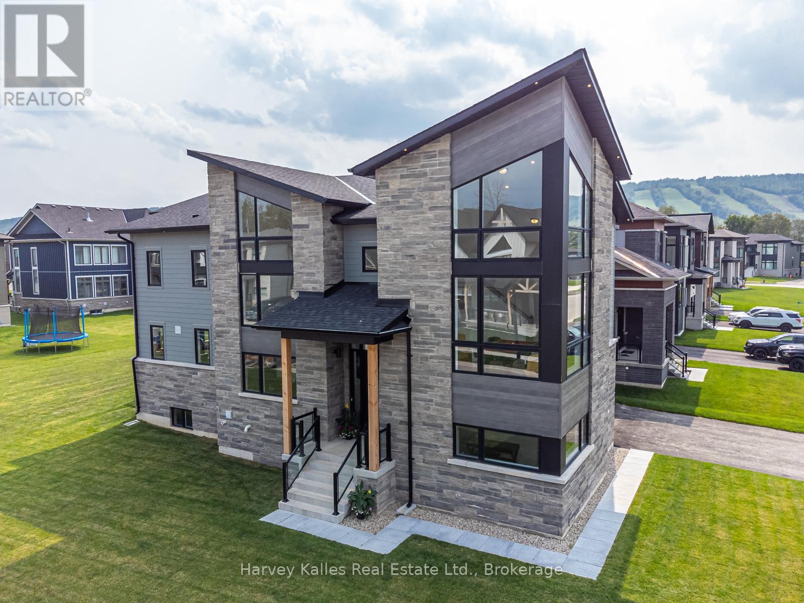 157 SPRINGSIDE CRESCENT