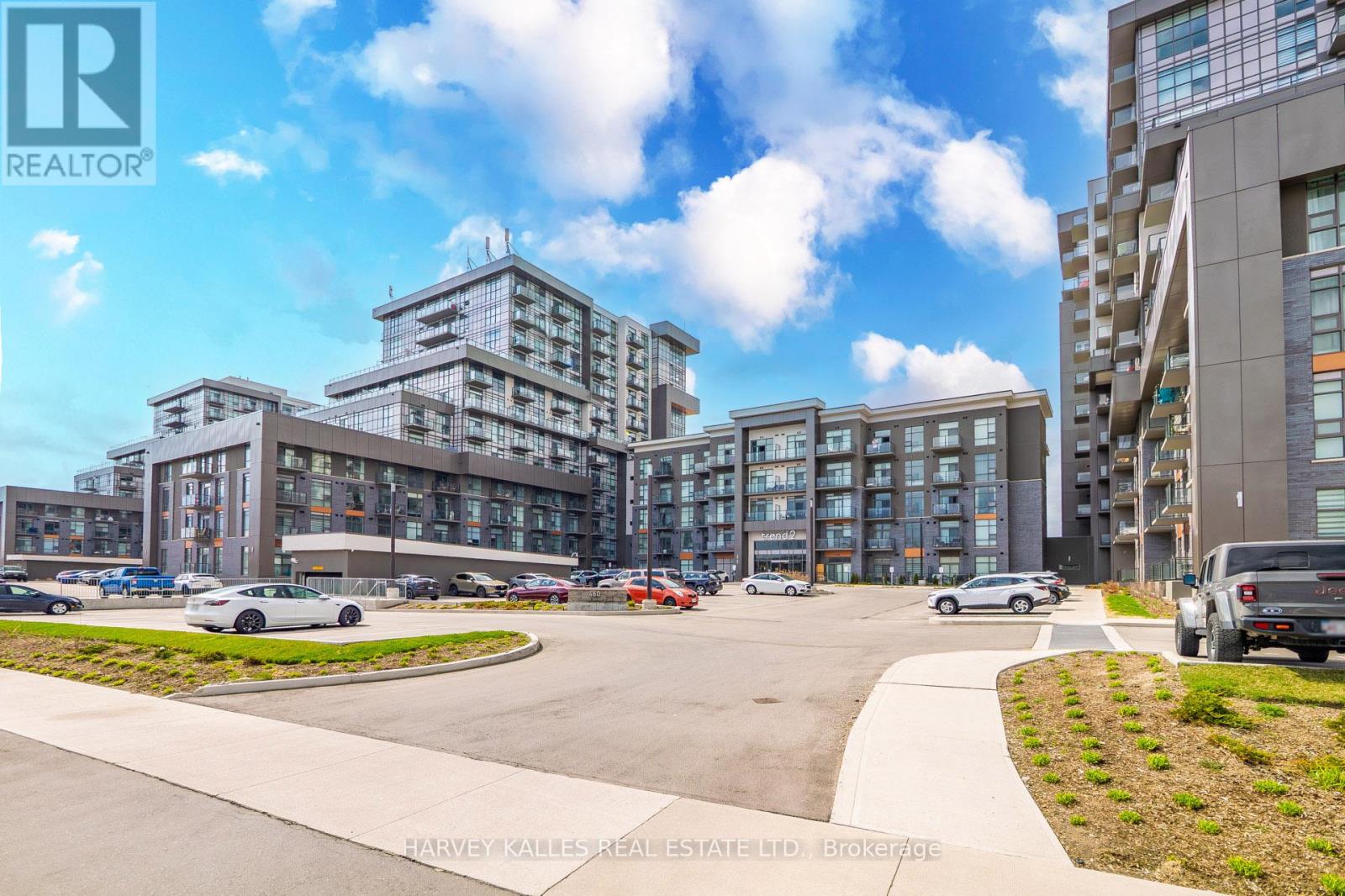 431 - 460 DUNDAS STREET W
