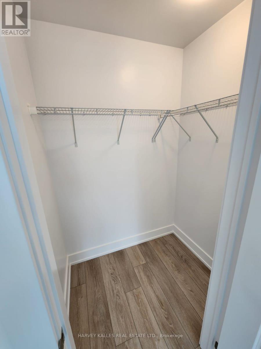 431 - 460 DUNDAS STREET W