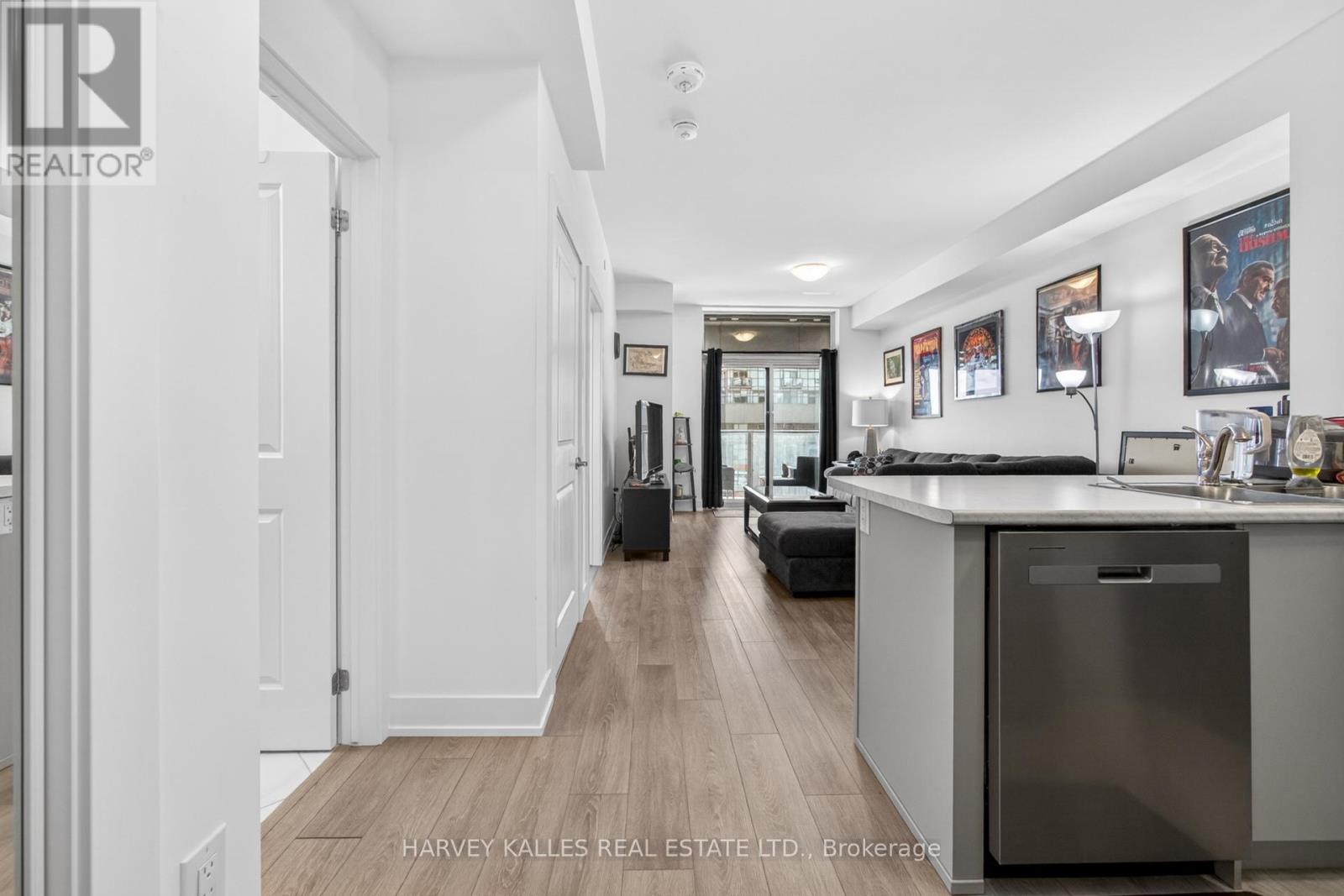 431 - 460 DUNDAS STREET W