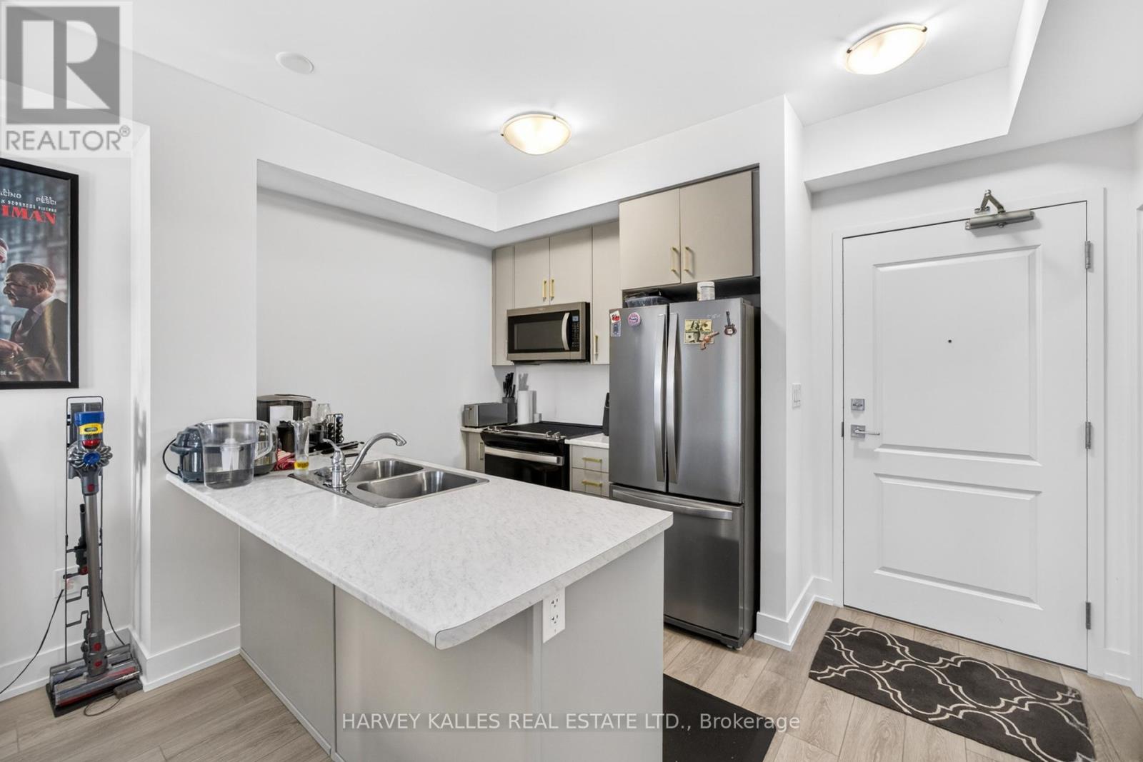 431 - 460 DUNDAS STREET W