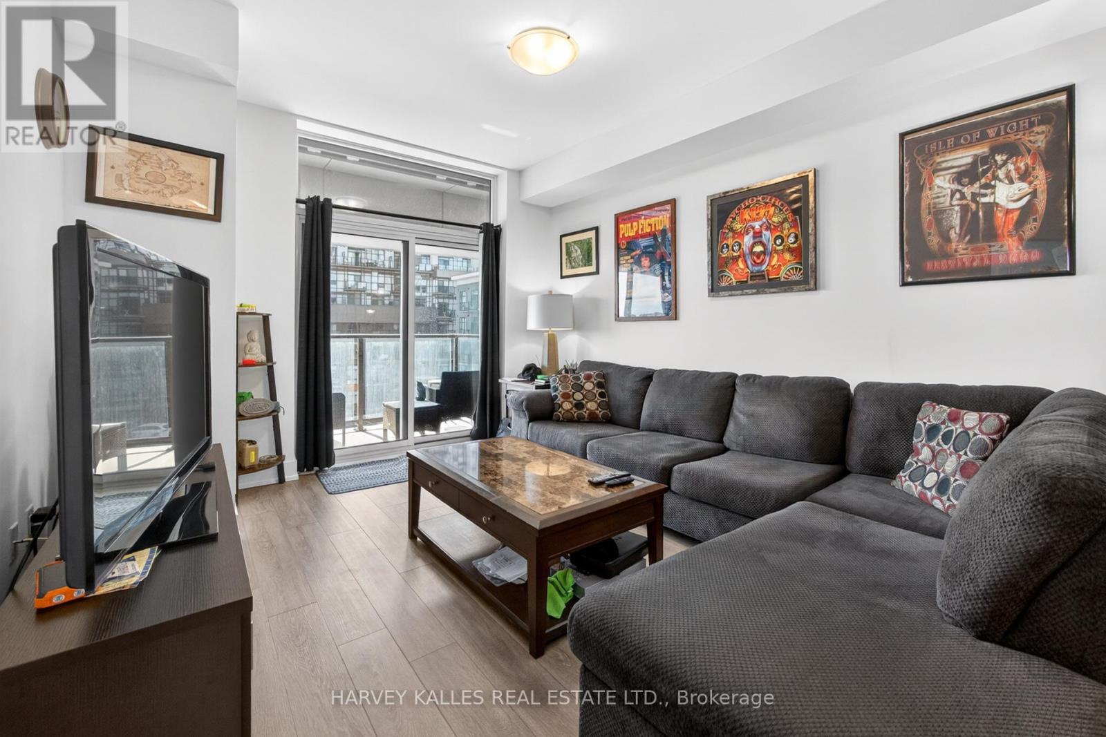 431 - 460 DUNDAS STREET W