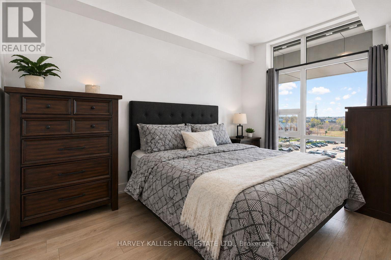 431 - 460 DUNDAS STREET W