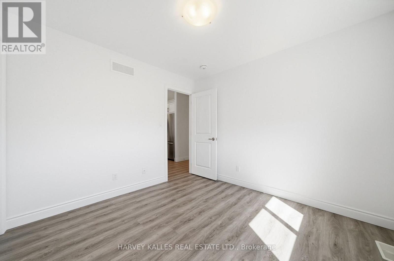 125 FARRINGTON CRESCENT