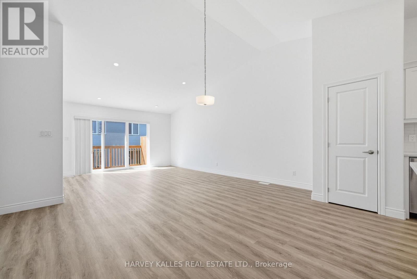 125 FARRINGTON CRESCENT