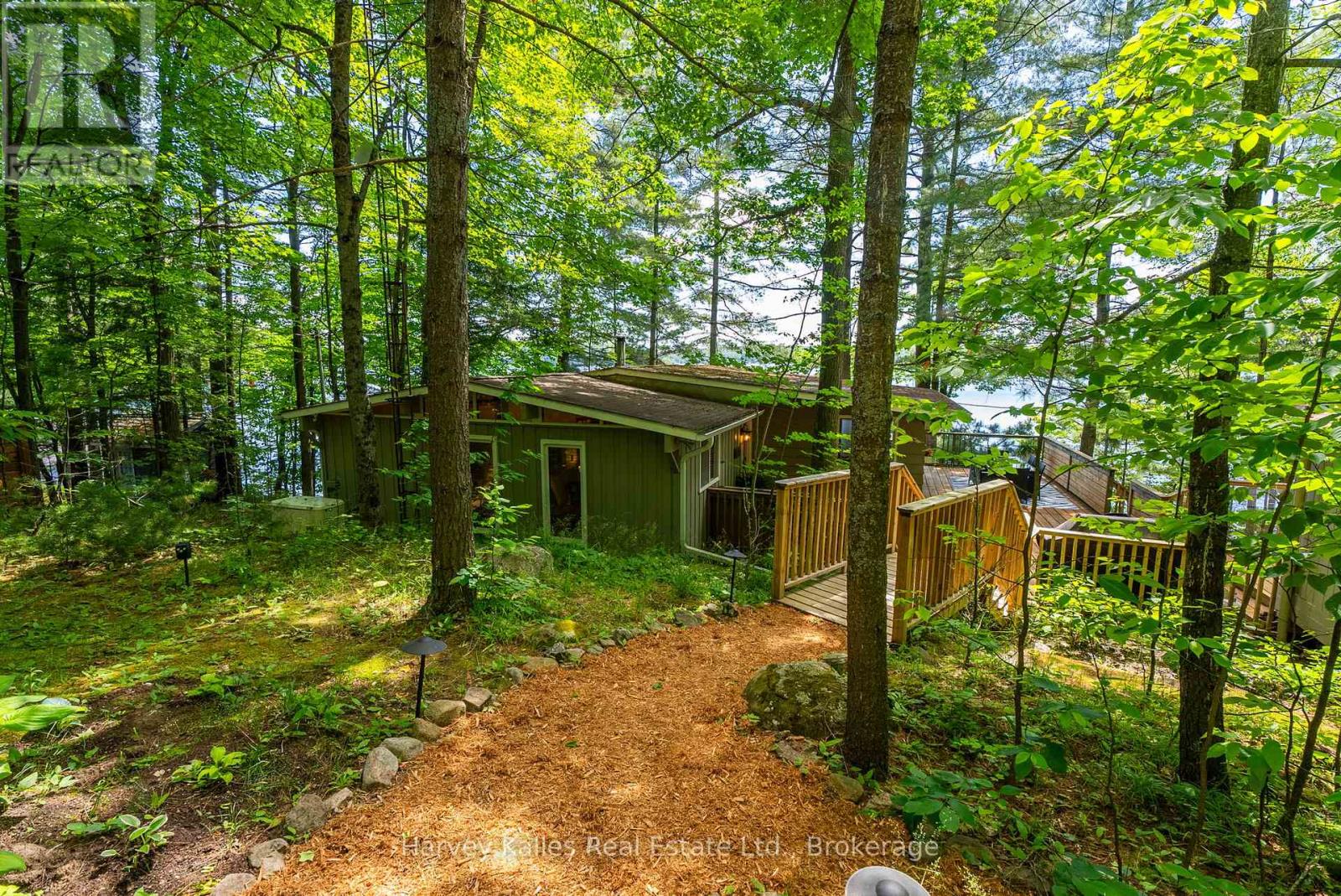 1043 MUSKOKA CRESCENT ROAD