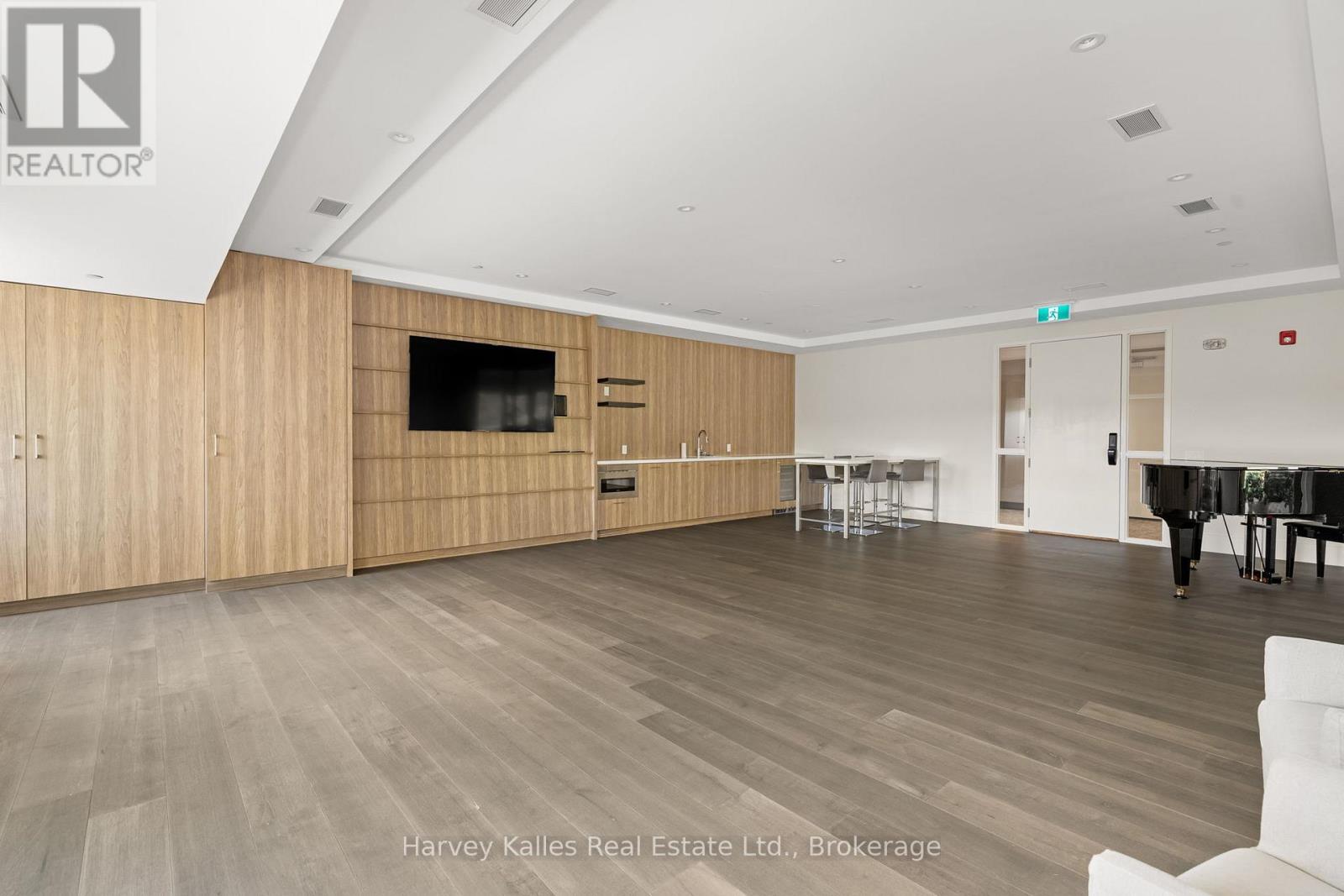 211 - 727 GRANDVIEW DRIVE
