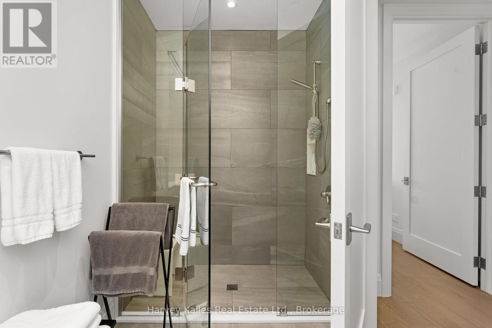 211 - 727 GRANDVIEW DRIVE
