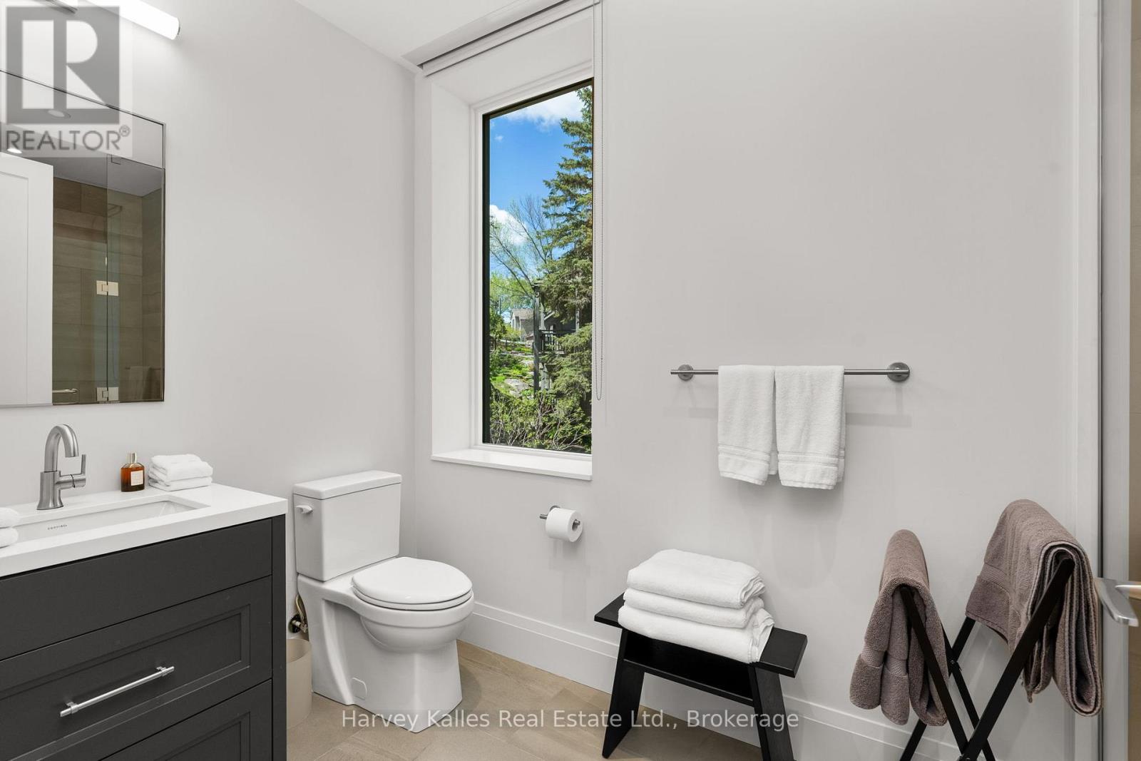 211 - 727 GRANDVIEW DRIVE
