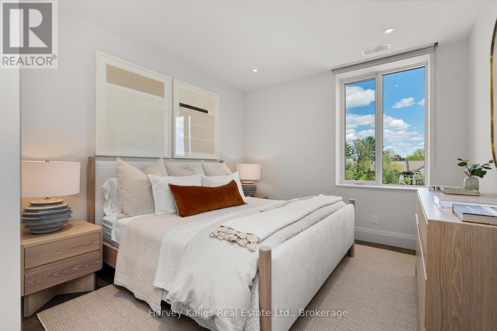 211 - 727 GRANDVIEW DRIVE