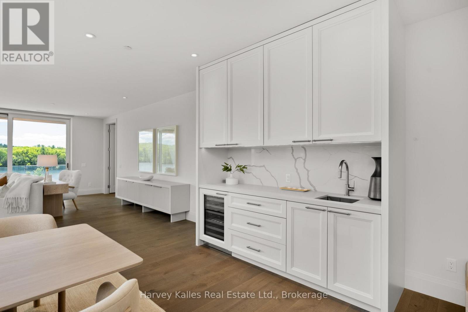 211 - 727 GRANDVIEW DRIVE