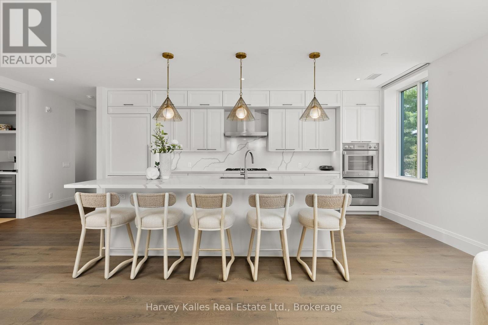 211 - 727 GRANDVIEW DRIVE