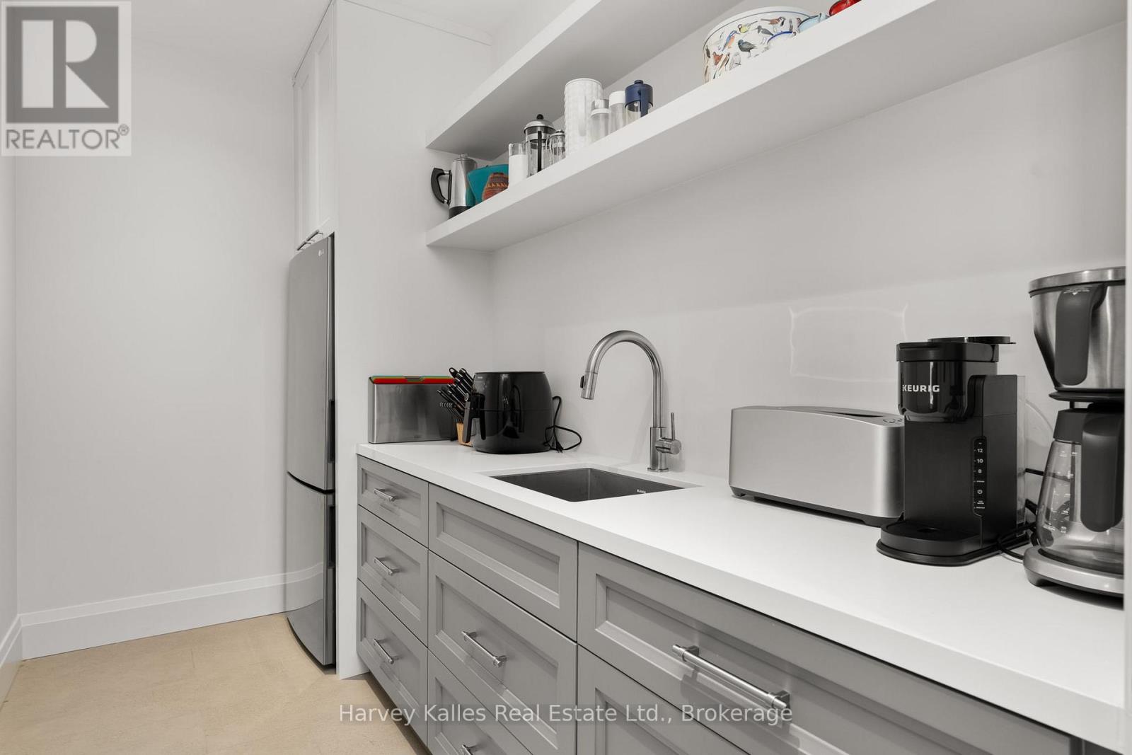 211 - 727 GRANDVIEW DRIVE
