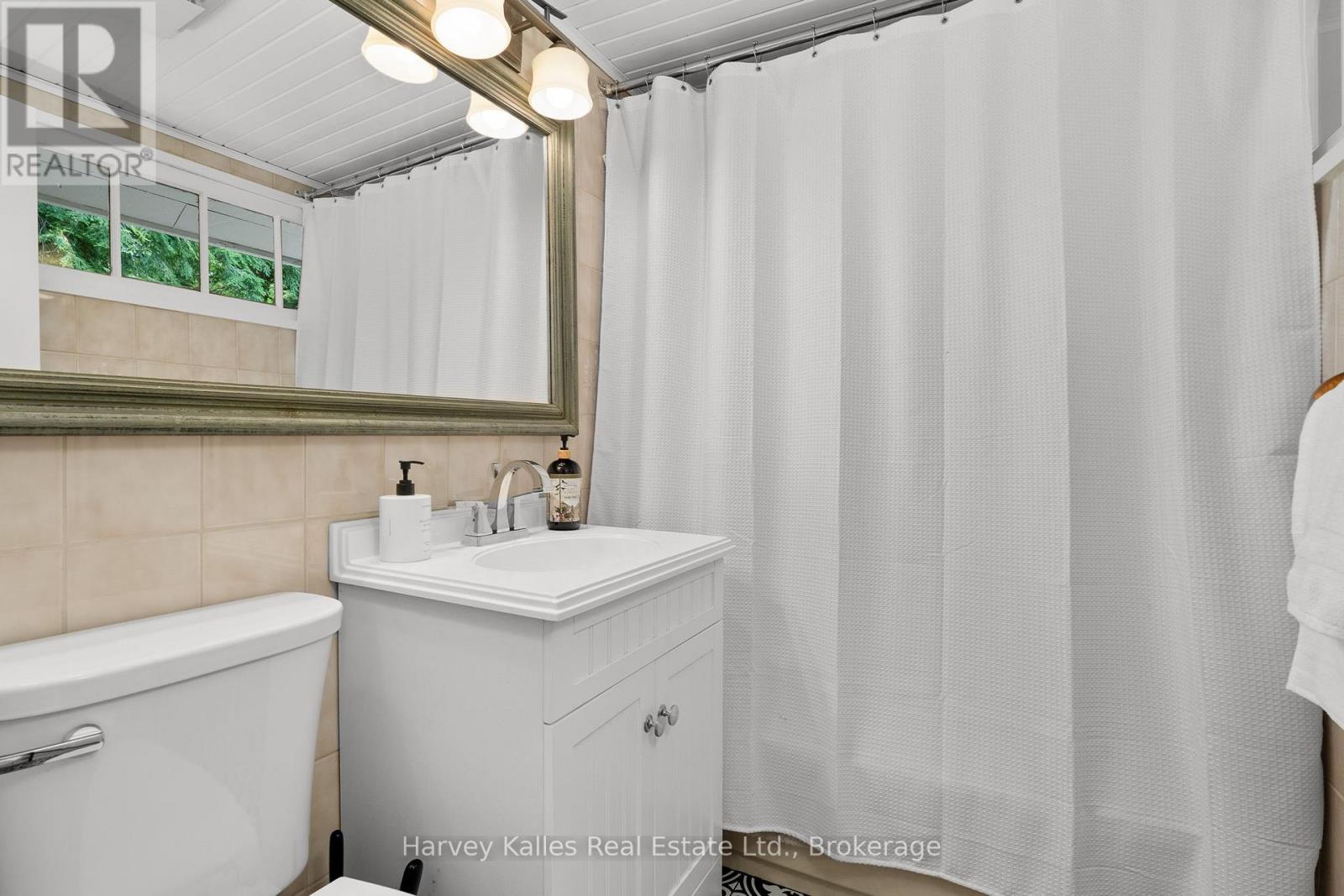 3 - 1062 PENNWOOD ROAD