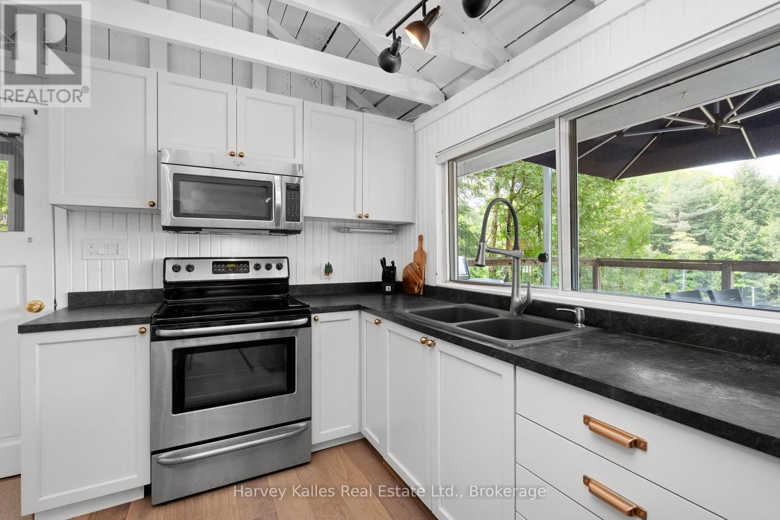 3 - 1062 PENNWOOD ROAD