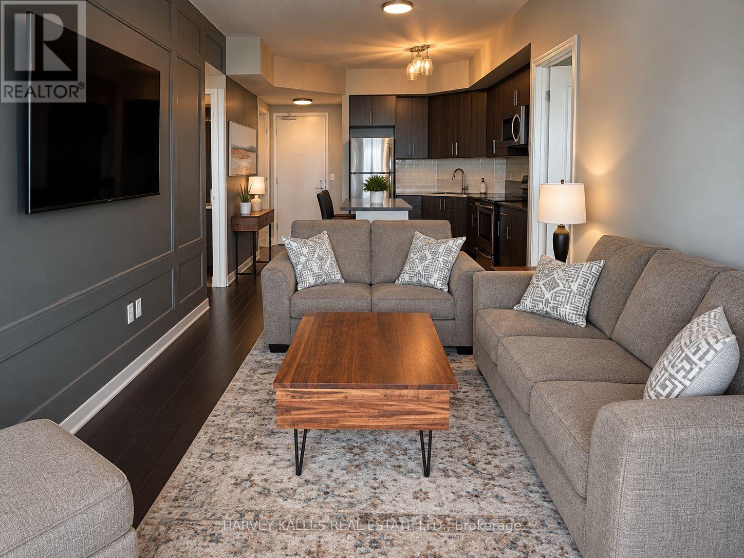 810 - 560 NORTH SERVICE ROAD