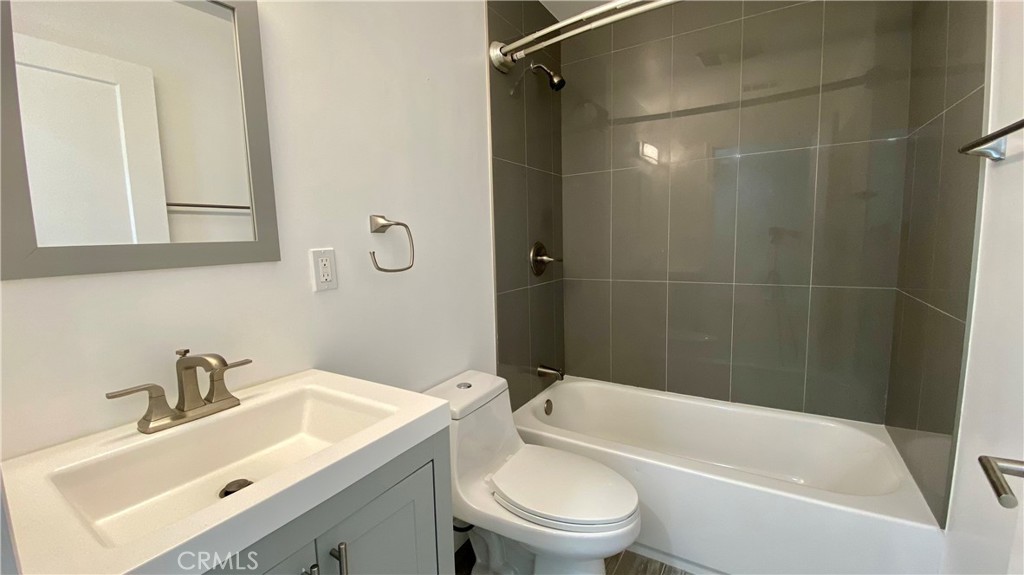 245 Robinson Street 2