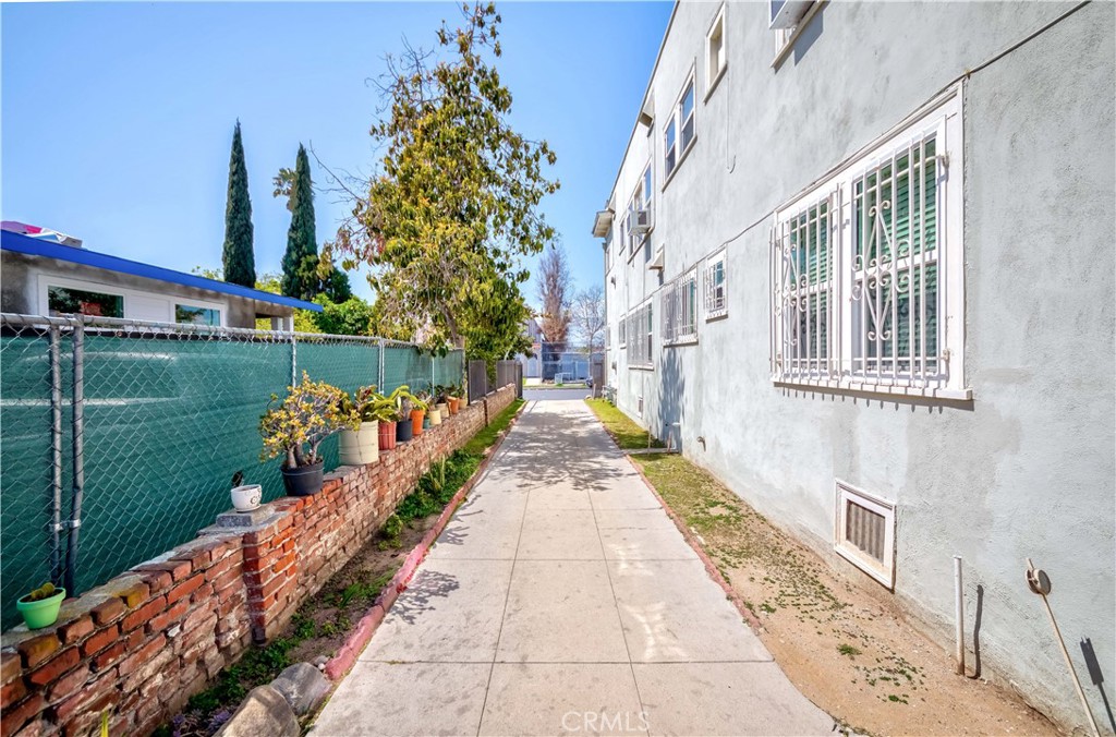 1308 1/2 S Van Ness Avenue