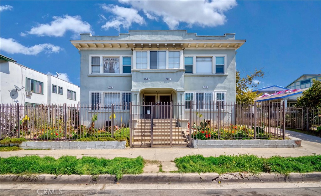 1308 1/2 S Van Ness Avenue