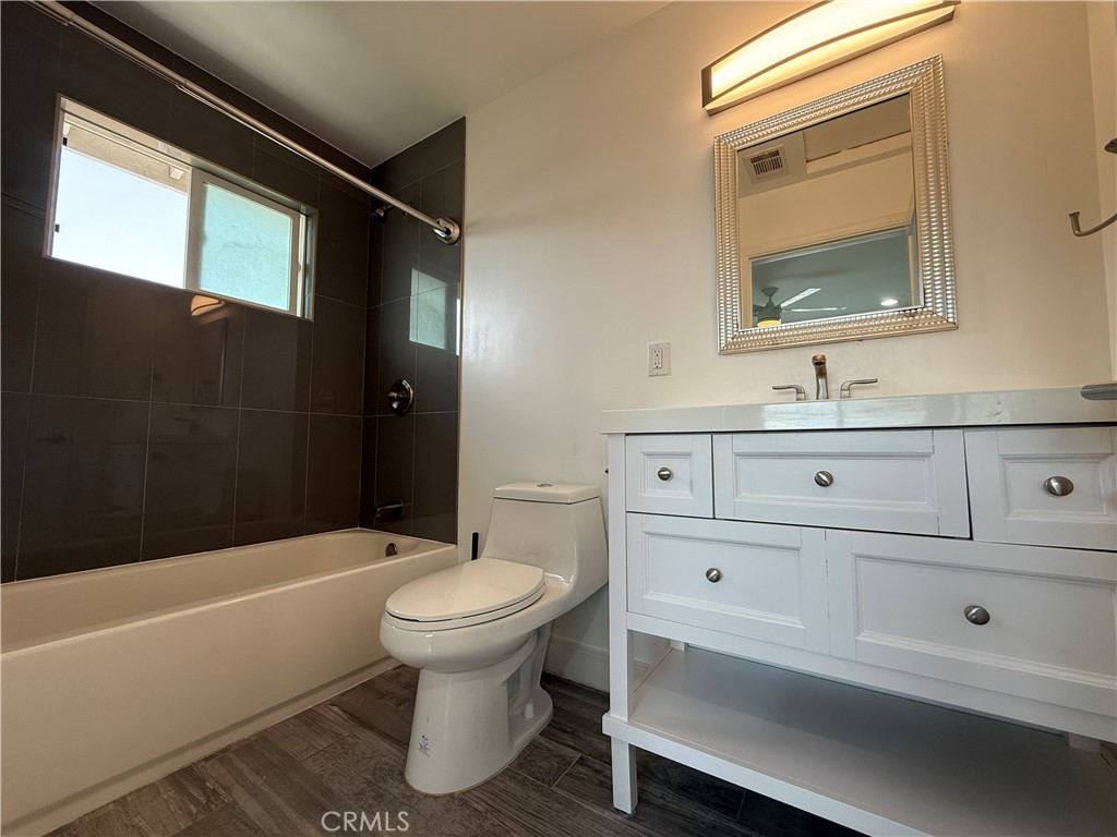 245 Robinson Street 2
