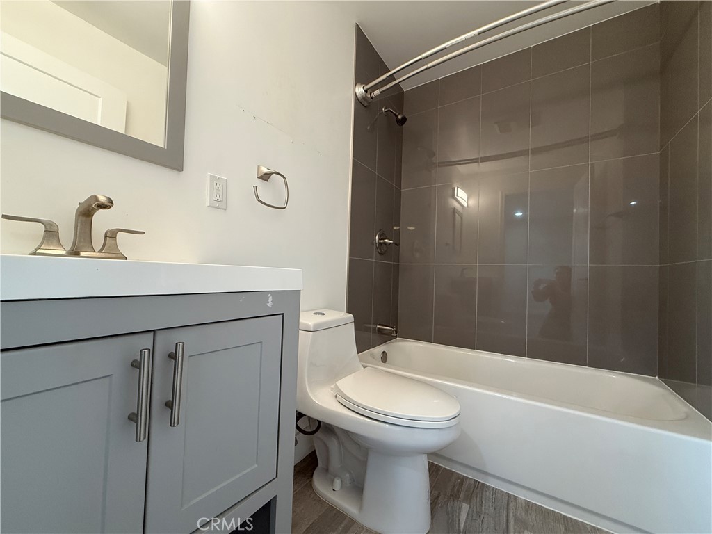 245 Robinson Street 2